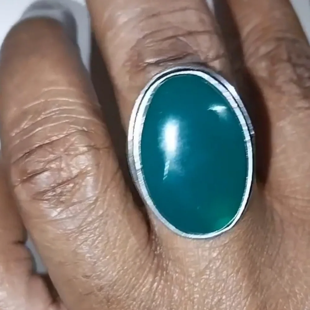 Elegant Unisex Silver and Green Gemstone Ring Sz 9